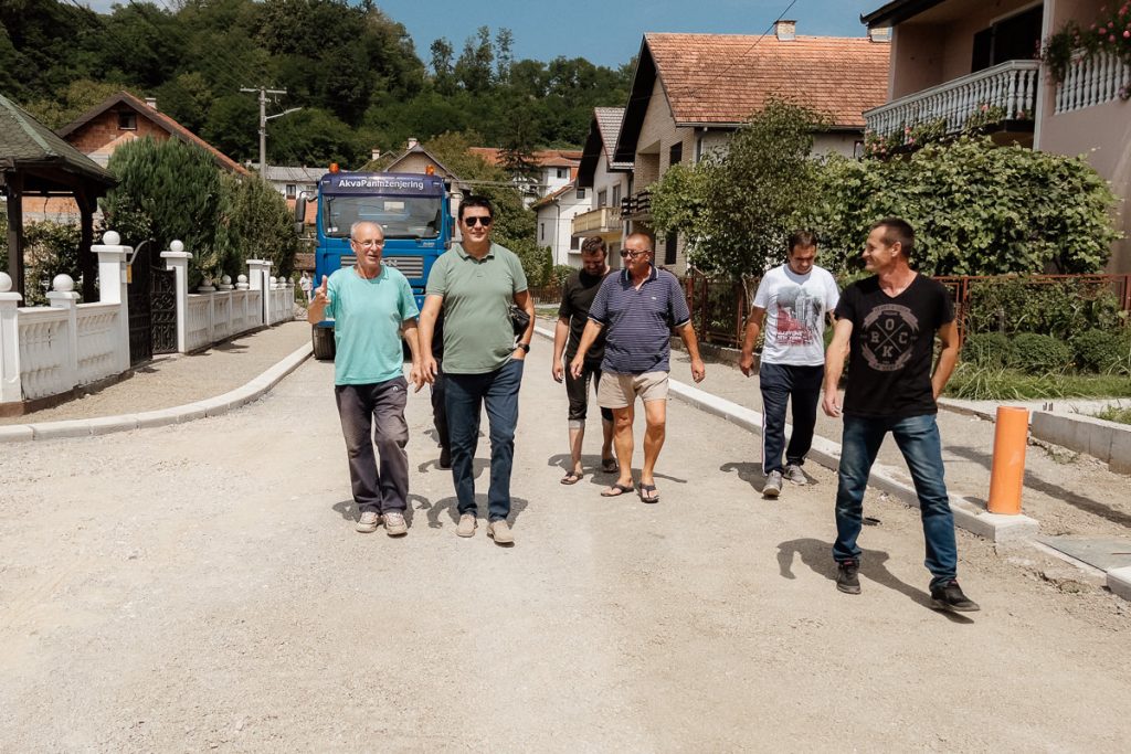 Predstavnici Opštine Ljubovija obišli su radove u naselju Vagan. Najavljeno je asfaltiranje ulica do kraja avgusta.