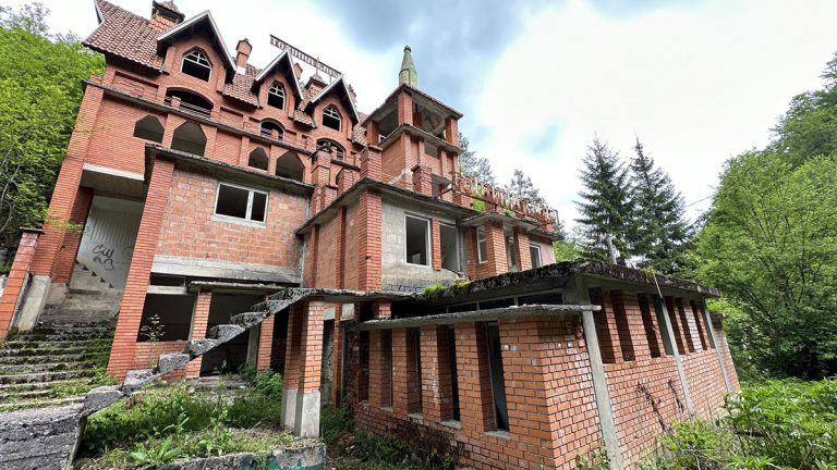 Misteriozni, napušteni zamak oduševi sve posetioce koji se slučajno ili namerno nađu u ovom kraju Zlatibora.