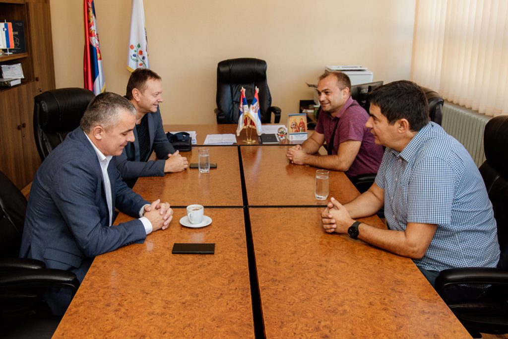 U radnoj poseti Opštini Ljuboviji danas su bili načelnik Mačvanskog upravnog okruga Željko Marjanović i upravnik Carinarnice Šabac Milenko Šović gde su razgovarali sa predsednikom opštine Milanom Jovanovićem.