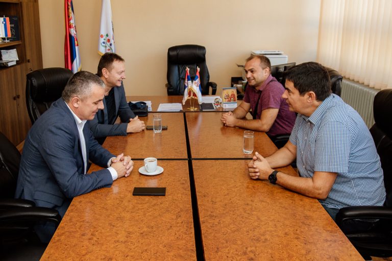 U radnoj poseti Opštini Ljuboviji danas su bili načelnik Mačvanskog upravnog okruga Željko Marjanović i upravnik Carinarnice Šabac Milenko Šović gde su razgovarali sa predsednikom opštine Milanom Jovanovićem.