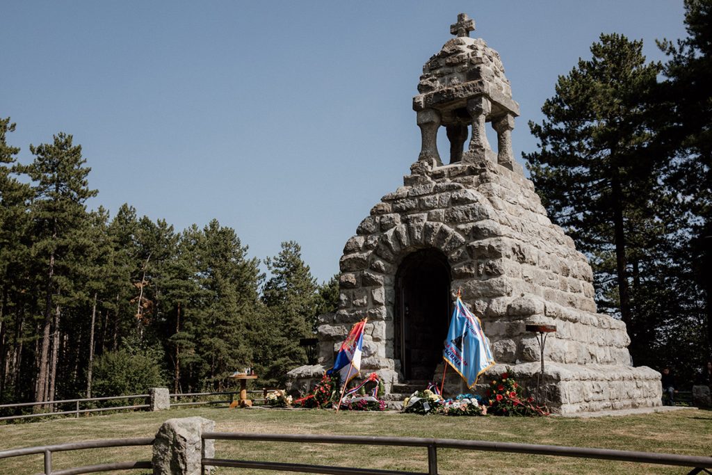 Kod Spomen-kosturnice na Mačkovom kamenu parastosom i polaganjem venaca obeležena 109. godišnjica bitke vođene u Velikom ratu.