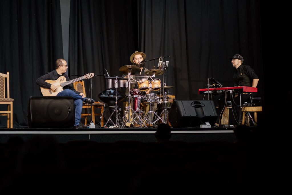 U utorak, druge večeri „Duhovnih svečanosti Azbukovice“ ljubovijska publika uživala je u muzičko-scenskom kolažu