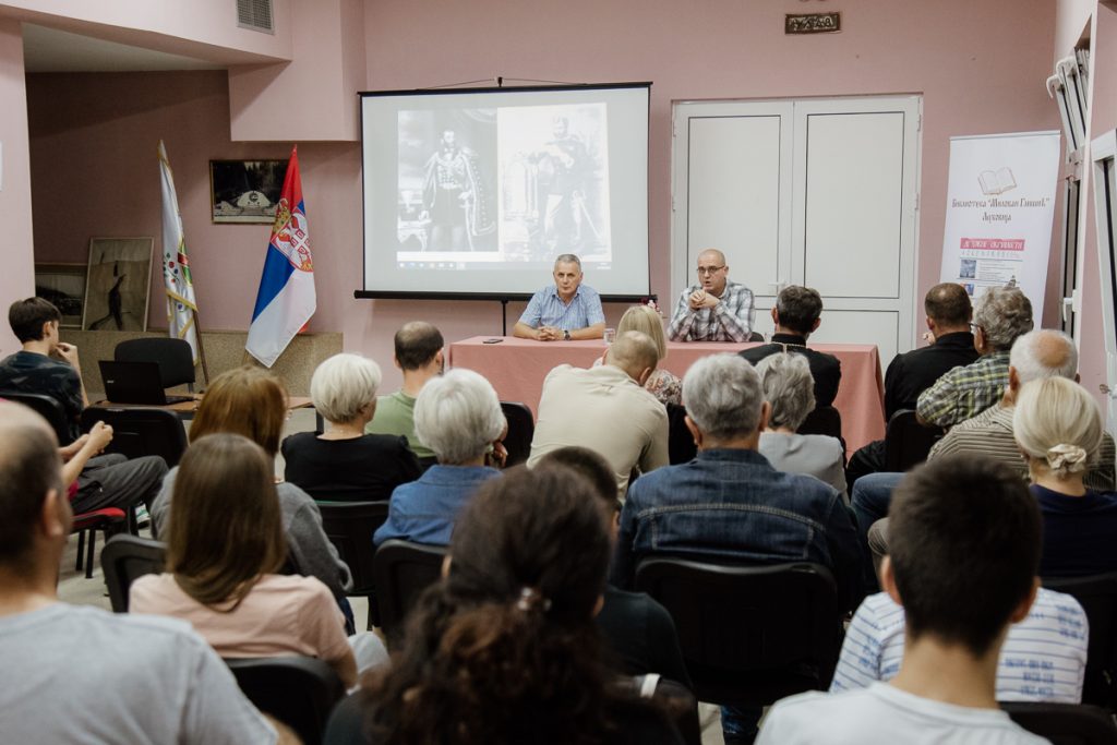 U okviru programa manifestacije „Duhovne svečanosti Azbukovice“ u četvrtak je u holu bioskopa održana tribina „Knez Mihailo Obrenović – vladar, reformator“. Gost tribine bio je prof. dr Danko Leovac sa Filozofskog fakulteta iz Beograda.