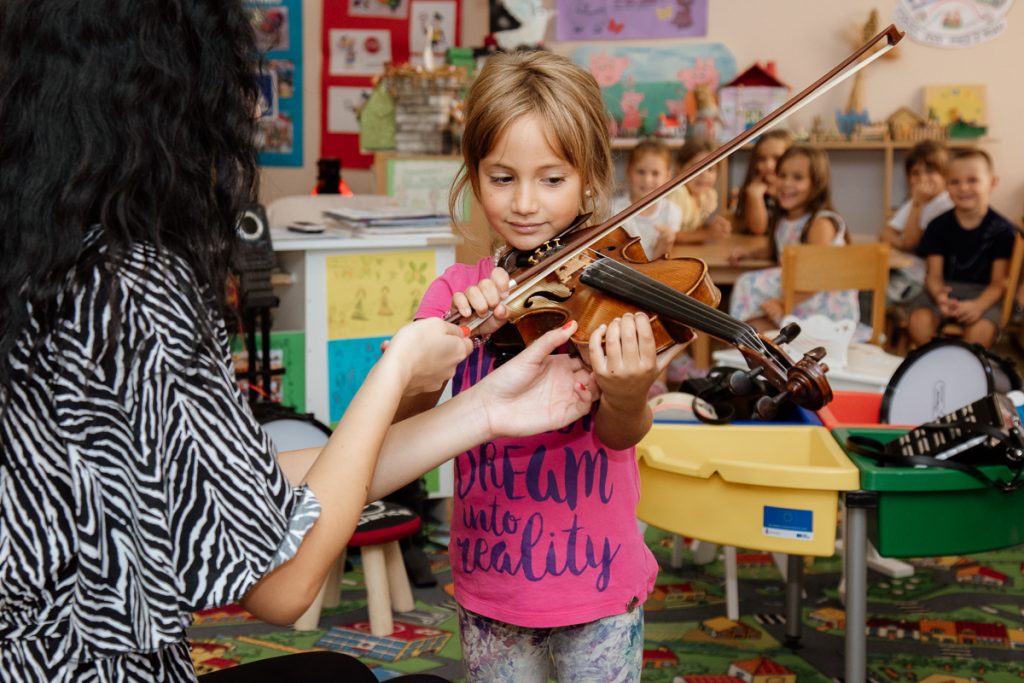 Nastavnici i učenici Muzičke škole „Vuk Karadžić“ iz Loznice, izdvojeno odeljenje u Ljuboviji, održali su muzičku radionicu u Predškolskoj ustanovi „Poletarac“.