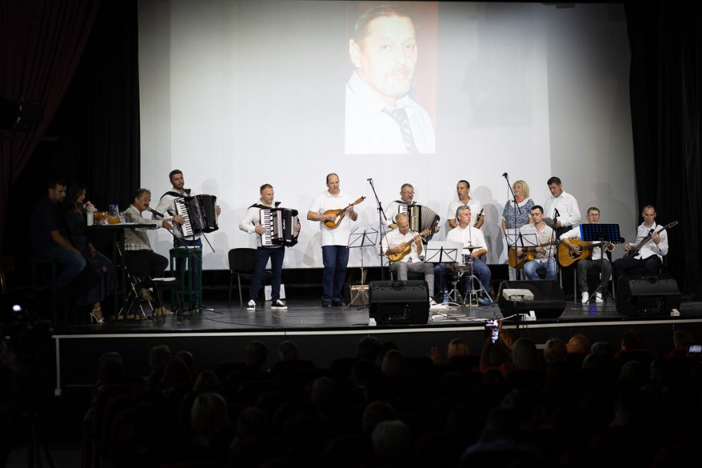 Koncertom, u znak sećanja na profesora muzike Miroslava Petrovića, završene su 8. po redu "Duhovne svečanosti Azbukovice".