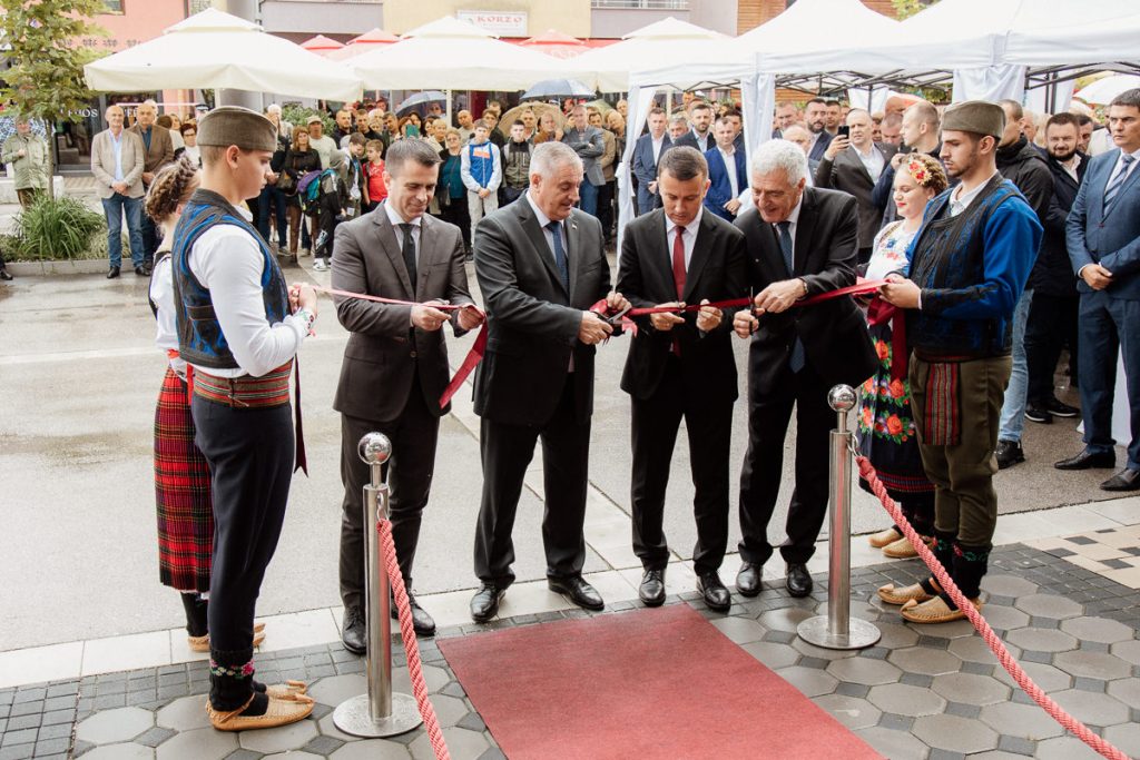 U Bratuncu je obeležen Dan opštine, 25. septembar. Tim povodom održana je svečana sednica Skupštine na kojoj su uručena priznanja zaslužnim pojedincima i kolektivima za razvoj i afirmaciju lokalne zajednice, kao i najboljim studentima iz Bratunca.