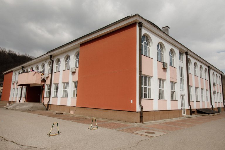 Produženi boravak je neobavezan oblik vaspitno-obrazovnog rada koji se odvija pre i posle nastave.