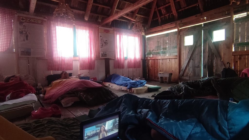 Takmičari u selu Brezna u Crnoj Gori mogli bi da uđu u Ginisovu knjigu rekorda, jer leže punih mesec dana. Ostalo je još njih petoro, tri devojke i dva muškarca koji se bore za titulu "najvećeg lenjivca" ali i nagradu od 1.000 evra.