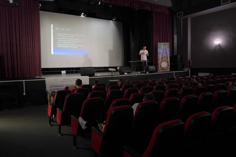 U nedelju, 1. oktobra 2023. u sali bioskopa u Ljuboviji, održano je predavanje na temu "Očuvanje srpskog jezika i ćirilice u Podrinju" koje sprovodi Udruženje "Osmijeh više" iz Bratunca.