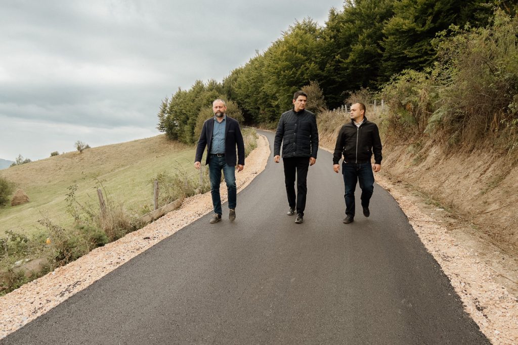 U okviru projekta "Rekonstrukcija saobraćajnica na teritoriji opštine Ljubovija u cilju unapređenja uslova za razvoj turizma", koji zajednički finansiraju Ministarstvo privrede i Opština Ljubovija, završeno je asfaltiranje puta za Bobiju u dužini od 2200 metara.