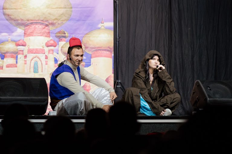U okviru programa "Dečje nedelje", Turistička organizacija opštine Ljubovija, pod pokroviteljstvom Opštine Ljubovija, organizovala je pozorišnu predstavu za decu "Aladinova čarobna lampa".