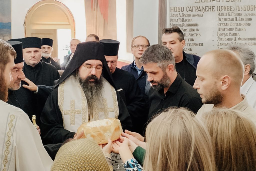 Vladika Eparhije šabačke gospodin Jerotej izvršio je čin rezanja slavskog kolača u crkvi Preobraženja Gospodnjeg.
