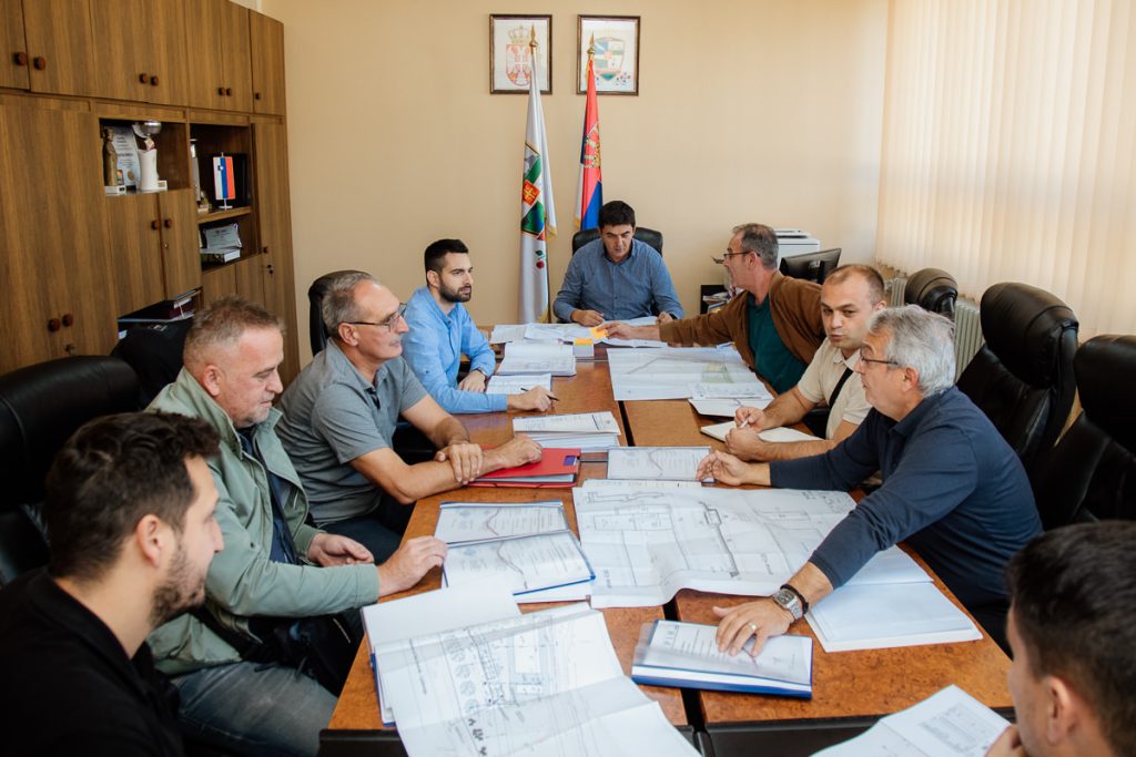 Krajem ove nedelje grupa ponuđača biće uvedena u radove i očekuje se da će izgradnja otvorenog bazena u Ljuboviji biti završena do početka letnje sezone kada će bazen biti pušten u rad.