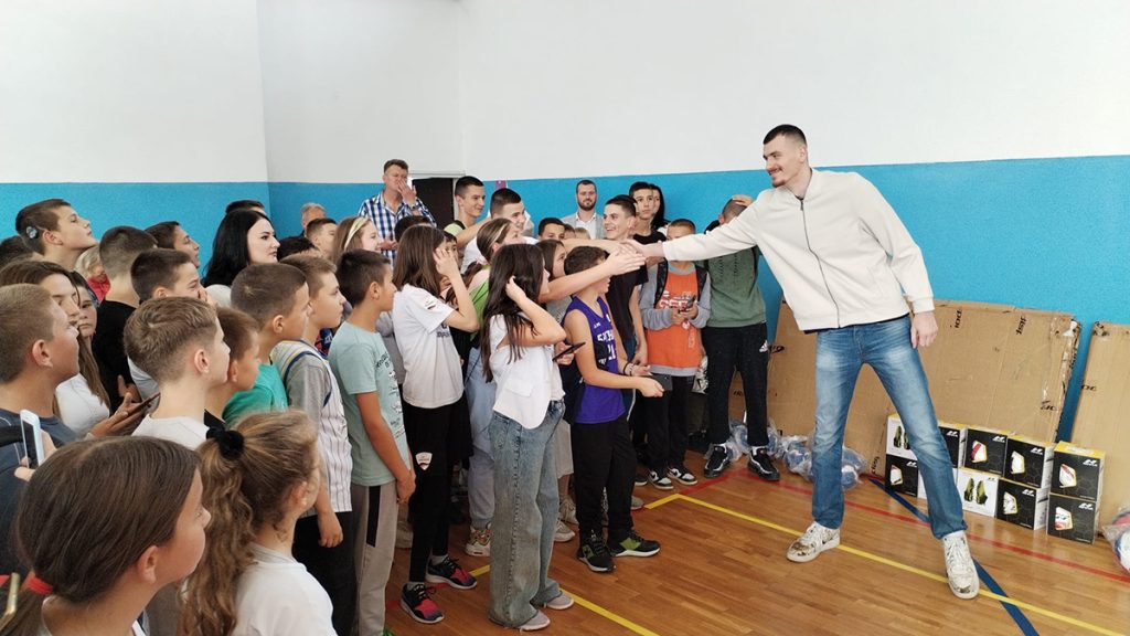 Boriša Simanić, reprezentativac Srbije i učesnik nedavno održanog Svetskog prvenstva u košarci, posetio je Osnovnu školu „Vuk Karadžić“ u Bratuncu i tom prilikom uručio donaciju u vidu sportske opreme i rekvizita.