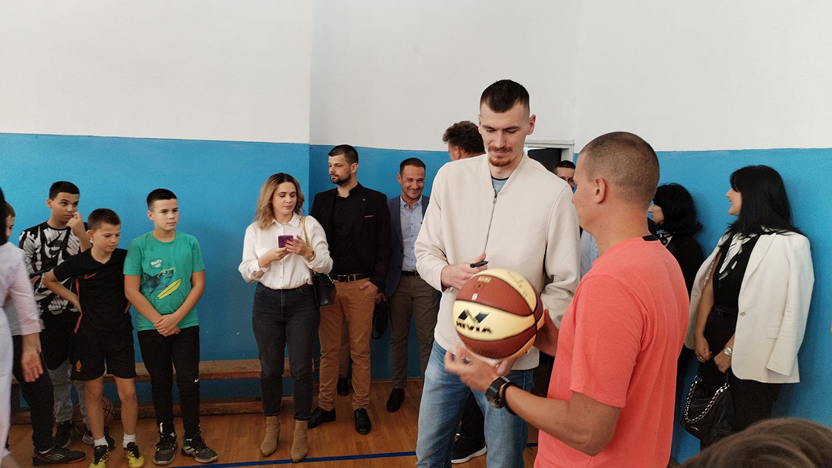 Borisa Simanic posetio skolu u Bratuncu Ljubovija info 02
