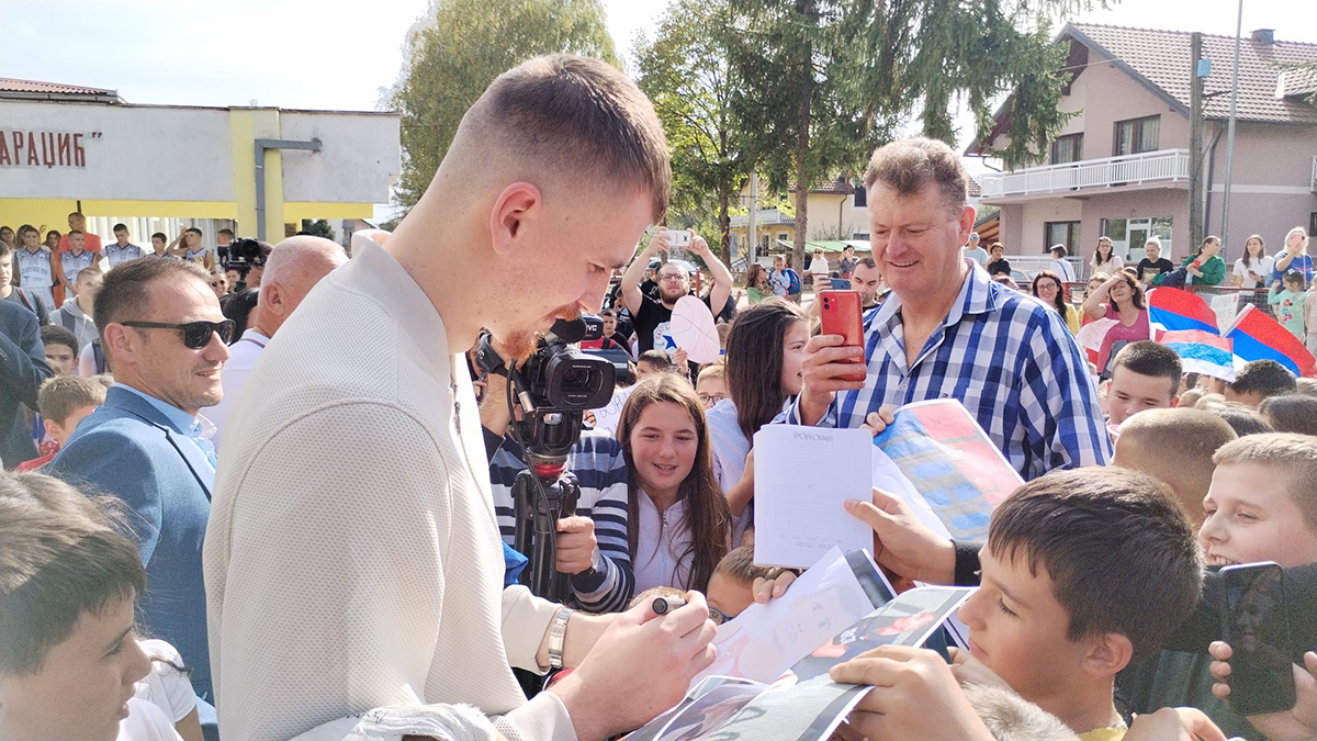 Borisa Simanic posetio skolu u Bratuncu Ljubovija info 03