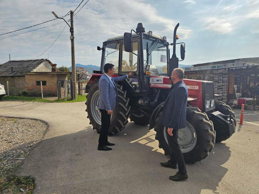 U okviru ovog projekta JP „Ljubovija“ nabavilo je novi traktor marke Belarus.