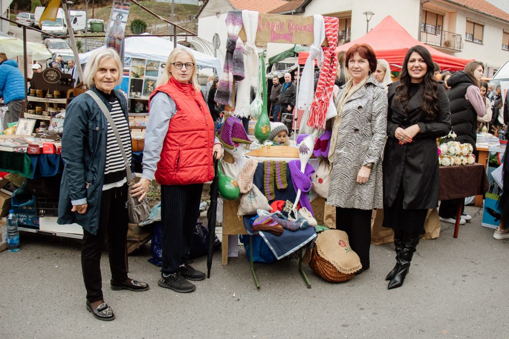 U Ljuboviji je održan tradicionalni mitrovdanski vašar. U okviru njega već 4. put po redu održava se i „Azbukovački bazar“, koji organizuje Turistička organizacija opštine Ljubovija.