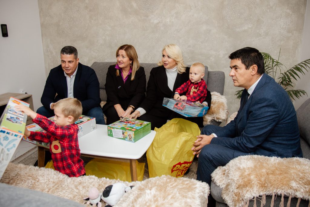 Darija Kisić, ministarka za brigu o porodici i demografiju boravila je u sredu u radnoj poseti opštini Ljubovija. Ona je posetila porodicu Simić i majku Jelenu, koja je uz pomoć subvencija Ministarstva za brigu o porodici i demografiju obezbedila svojoj porodici dom.