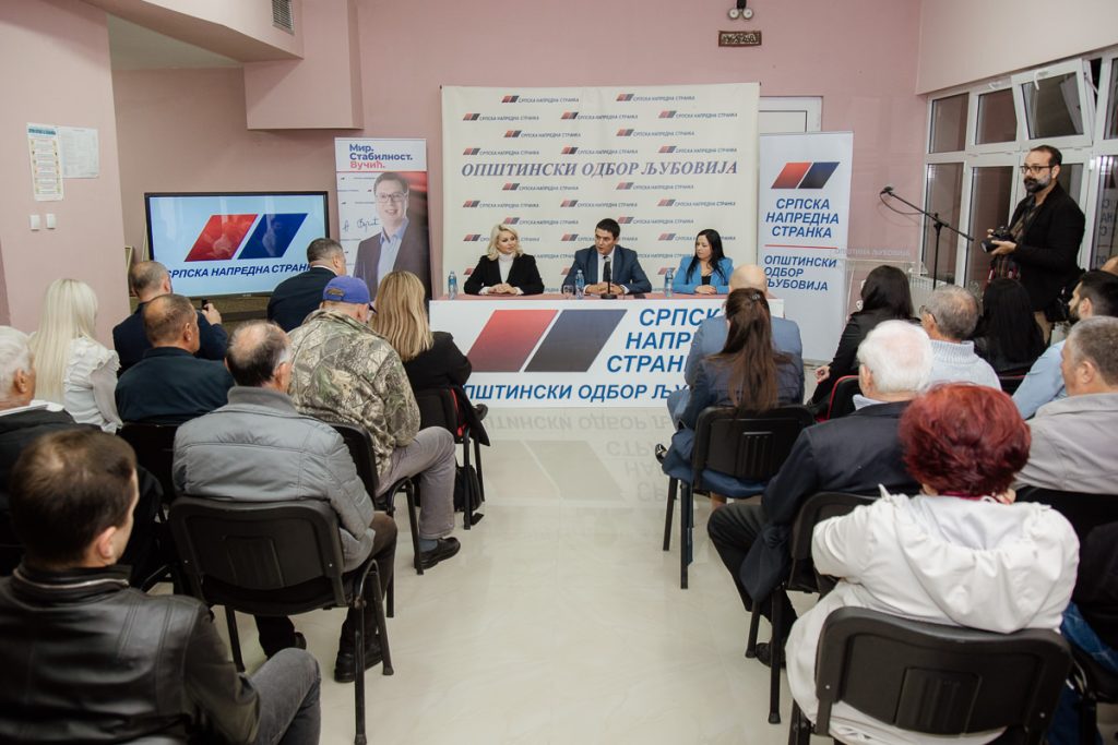 Opštinski odbor Srpske napredne stranke Ljubovija održao je tribinu u četvrtak u holu bioskopa, kojoj je prisustvovala i Darija Kisić, član Predsedništva SNS-a. Veliki broj članova i simpatizera stranke gromkim aplauzima pozdravili su Dariju Kisić.