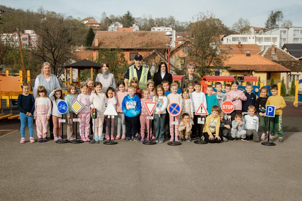 U prostorijama Predškolske ustanove „Poletarac“ održana je radionica na temu „Bezbednost dece u saobraćaju – kretanje pored puta i prelazak puta“. Na radionici su učestvovala deca predškolskog uzrasta i tom prilikom upoznala se sa bezbednim kretanjem od kuće do škole.