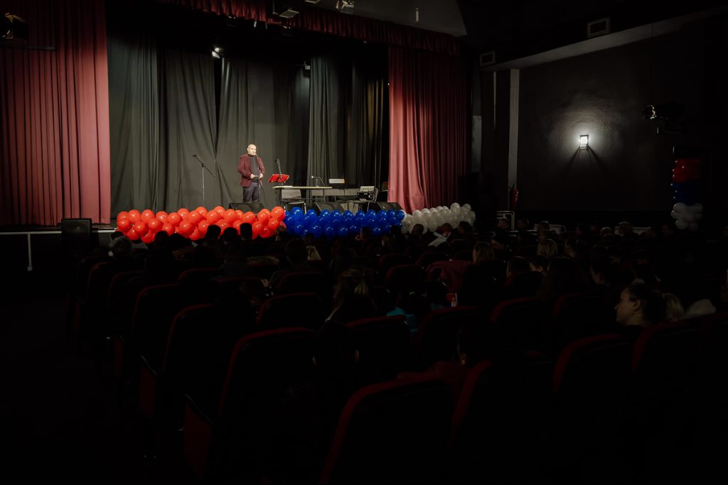 Povodom obeležavanja Dana pobede u Velikom ratu, OŠ „Petar Vragolić“ u saradnji sa Opštinom Ljubovija, SŠ „Vuk Karadžić“ i Bibliotekom „Milovan Glišić“, ugostili su u ponedeljak, 13. novembra u 17 časova u sali bioskopa u Ljuboviji autora čuvenih istorijskih romana Nenada Milkića.