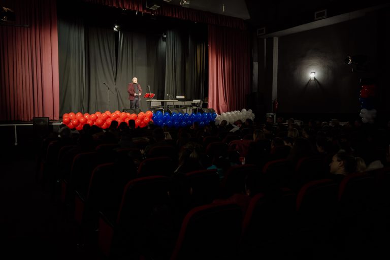 Povodom obeležavanja Dana pobede u Velikom ratu, OŠ „Petar Vragolić“ u saradnji sa Opštinom Ljubovija, SŠ „Vuk Karadžić“ i Bibliotekom „Milovan Glišić“, ugostili su u ponedeljak, 13. novembra u 17 časova u sali bioskopa u Ljuboviji autora čuvenih istorijskih romana Nenada Milkića.