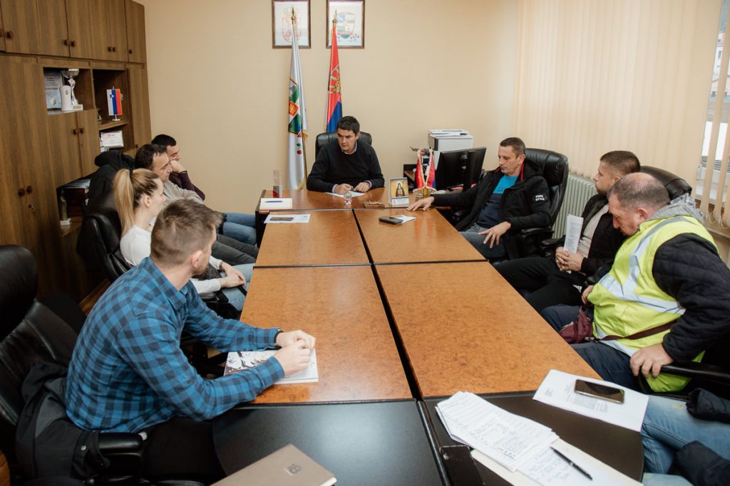 Predsednik Privremenog organa Milan Jovanović održao je sastanak sa predstavnicima svih sportskih klubova sa teritorije opštine Ljubovija. Sastanak je organizovan u dogovoru sa Sportskim savezom opštine Ljubovija, a zbog hitnosti vezane za finansiranje klubova koji nemaju prekid u svom takmičenju.