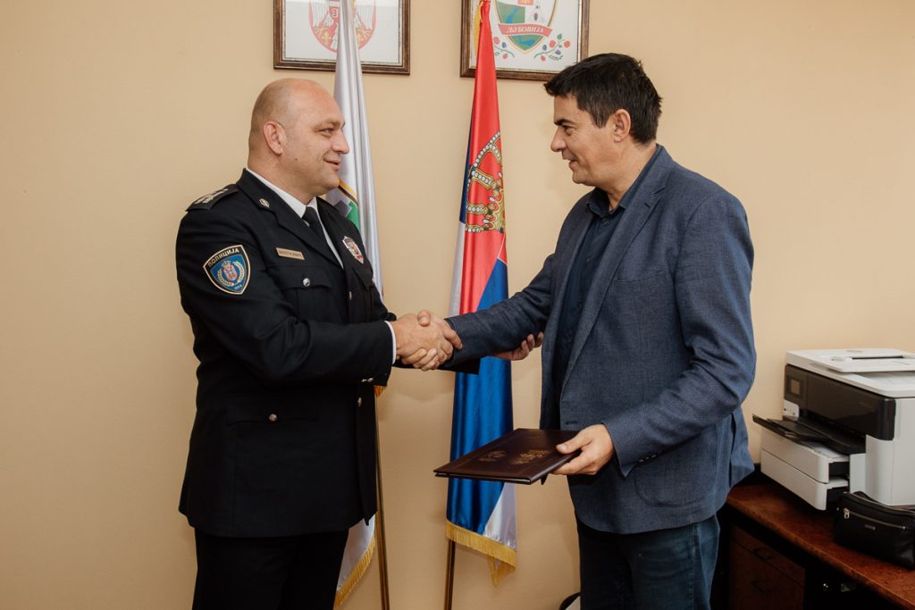 Izvršena je primopredaja ranije potpisanog ugovora o postavljanju i korišćenju sistema bezbednosnih kamera u Ljuboviji.