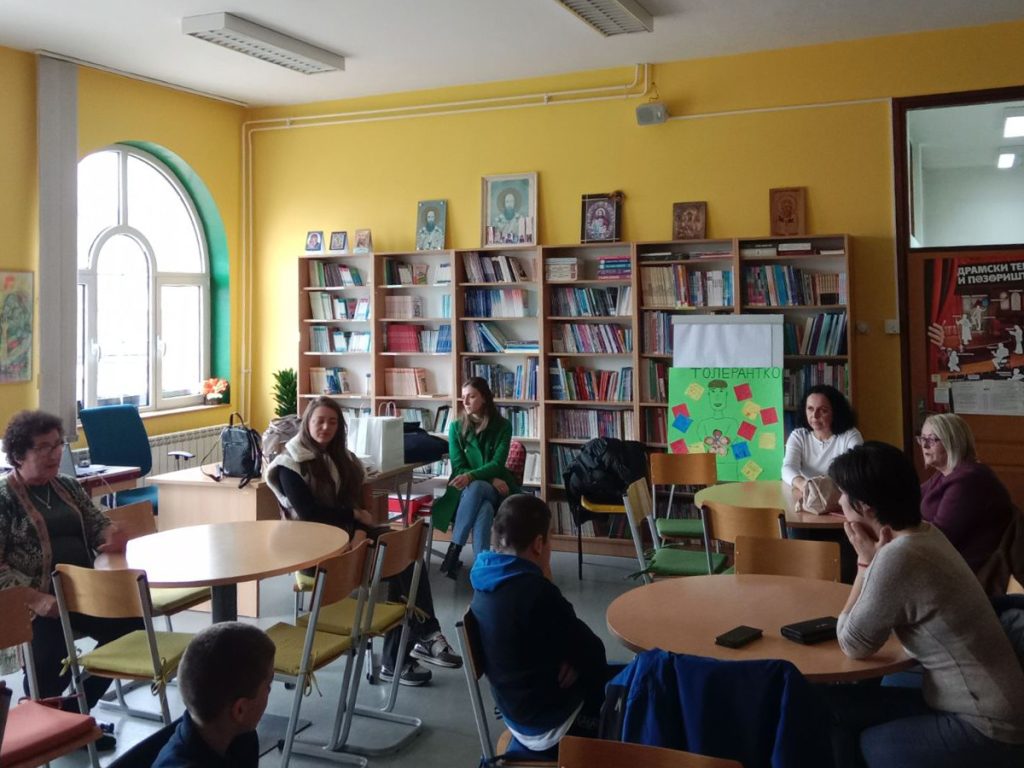 Razgovaralo se o zadovoljstvu roditelja/ staratelja korisnika pruženom uslugom, saradnjom sa ličnim pratiocima, pružaocem usluge kao i obrazovnim ustanovama koje korisnici pohađaju.