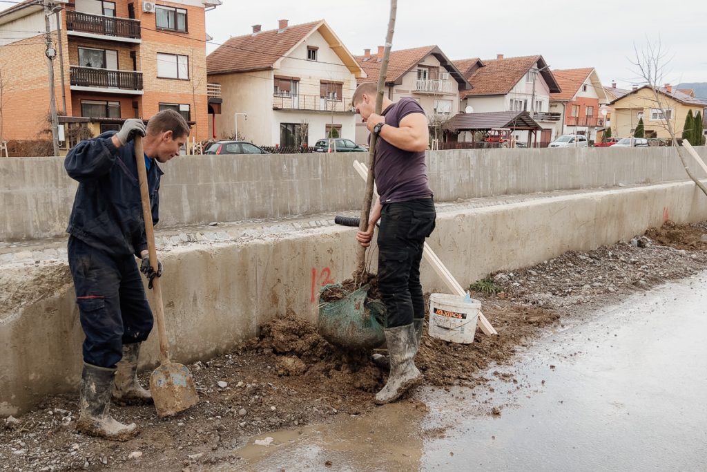 U ulici Moše Pijade izvršeno je ozelenjavanje formiranjem drvoreda između saobraćajnice i regulacije reke Ljuboviđe.