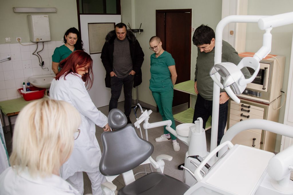 Domu zdravlja Ljubovija sa stacionarom uručeno je novo sanitetsko vozilo i stomatološka stolica.