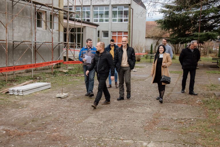 Nastavljaju se radovi na unapređenju energetske efikasnosti OŠ „Petar Vragolić“ u Uzovnici.