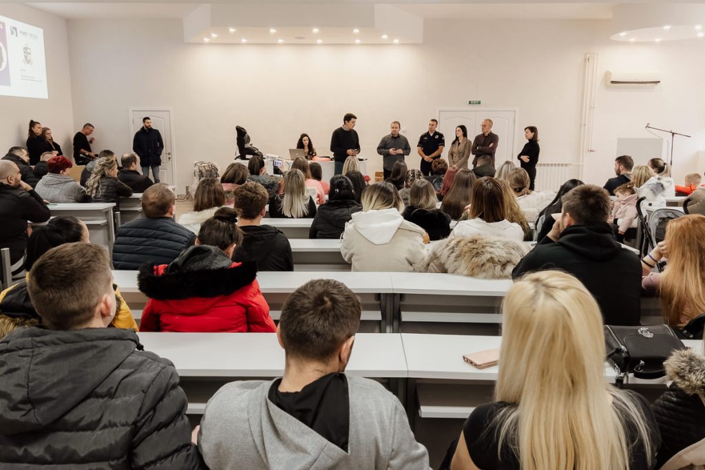 U poslednjih godinu dana, Ljubovija je doživela značajan porast u natalitetu, sa brojem novorođene dece koji je dostigao impresivnih 125 beba. Do kraja godine se očekuje da će ukupan broj rođenih beba premašiti 135, a poređenja radi, 2016. godine rođeno je samo 81 dete na teritoriji opštine Ljubovija.