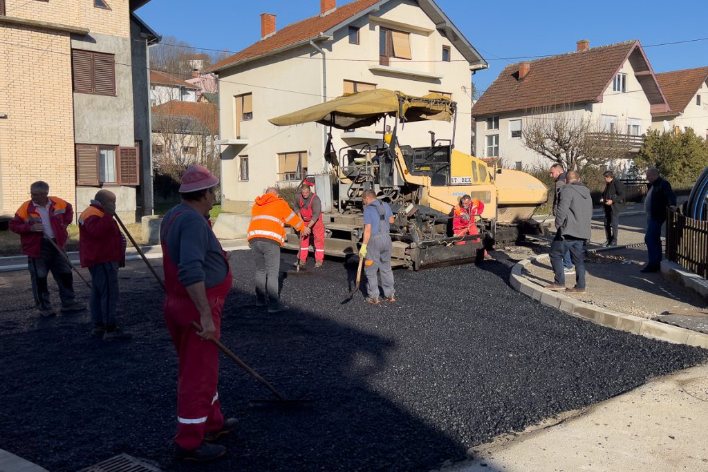 Toplo vreme u decembru omogućilo je radnicima nastavak radova na rekonstrukciji ulica u naselju Vagan i u ponedeljak je počelo asfaltiranje Radničke ulice.