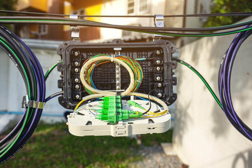 U svako selo na teritoriji opštine Ljubovija uskoro će stići optički kabl koji će omogućiti brzi internet u svakoj školi i svakom domaćinstvu.