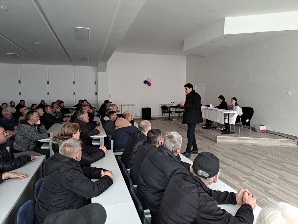 U sali Skupštine opštine Ljubovija organizovano je potpisivanje ugovora o dodeli subvencija po osnovu Programa mera podrške za sprovođenje poljoprivredne politike i politike ruralnog razvoja opštine Ljubovija za 2023. godinu.