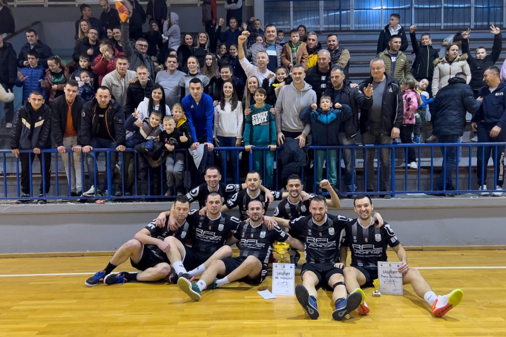 Tradicionalni Novogodišnji turnir u malom fudbalu u Ljuboviji završen je u petak finalnom utakmicom između dve ljubovijske ekipe, PTR Spasojević i FK Mladost Uzovnica.