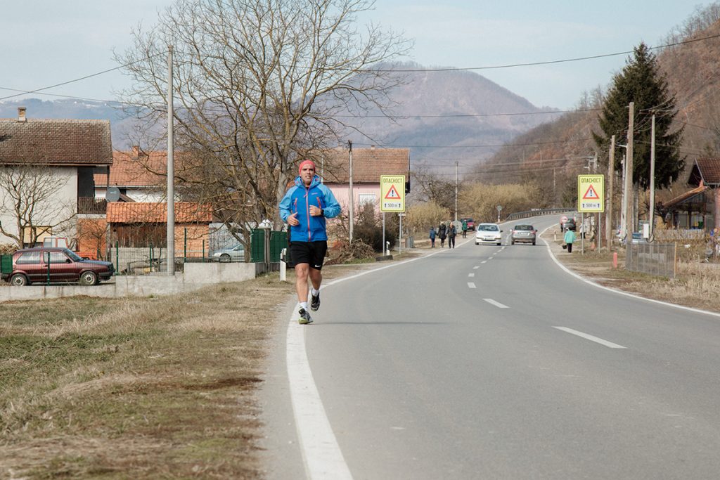 Loznički maratonac i humanitarac Aleksandar Kikanović odlučio je da na Božić ne miruje, već da zajedno sa Anom i Nikolom Stojnićem, koji su sestra i brat, istrči deonicu od Loznice do Bijeljine.
