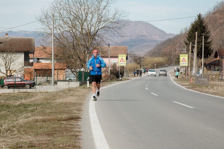 Loznički maratonac i humanitarac Aleksandar Kikanović odlučio je da na Božić ne miruje, već da zajedno sa Anom i Nikolom Stojnićem, koji su sestra i brat, istrči deonicu od Loznice do Bijeljine.