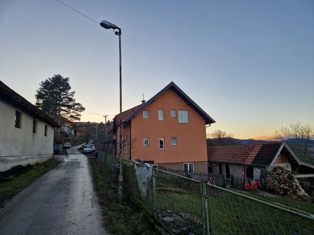 Meštani sela u šoku nakon tragedije, petoro dece ostalo bez oca. Osumnjičenoj Mirjani L. određen je pritvor od 48 sati.