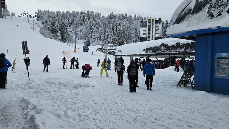 Jedna od najpopularnijih planina u regionu, koja je prepuna skijaša svakako je Jahorina u susednoj Republici Srpskoj.