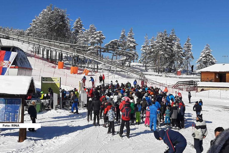 Skijaška sezona na Torniku zvanično je počela, a već prvog dana otvaranja sezone za skijanje na Torniku vlada veliko interesovanje.