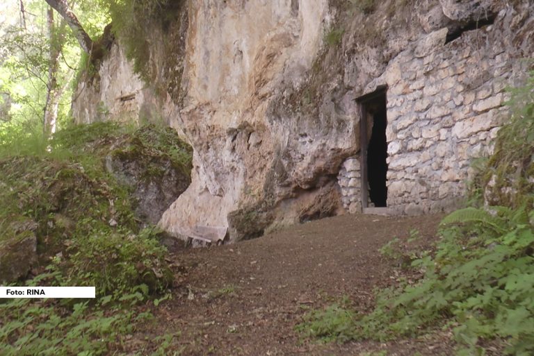 Mnoge srpske svetinje u kojima se vernici mole za Božiju pravdu i spasenje rasute su danas širom sveta i blistaju u božijoj slavi. Međutim, ima i onih bogomolja koje decenijama sanjaju vernike i usamljene tuguju, a baš jedna takva mala crkva stoji uklesana u steni i posvećena je Svetom Nikoli u selu Paljevo nedaleko od Tutina.