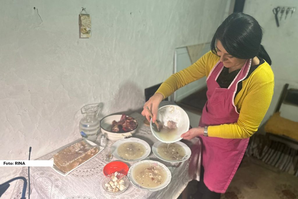 Jedan od onih srpskih tradicionalih specijaliteta koji se ne može lako objasniti strancima, već im se samo može dati na degustaciju svakako su pihtije. Pravi se od junećih ili svinjskih nogica, glave i ušiju, dodaju voda i začini.