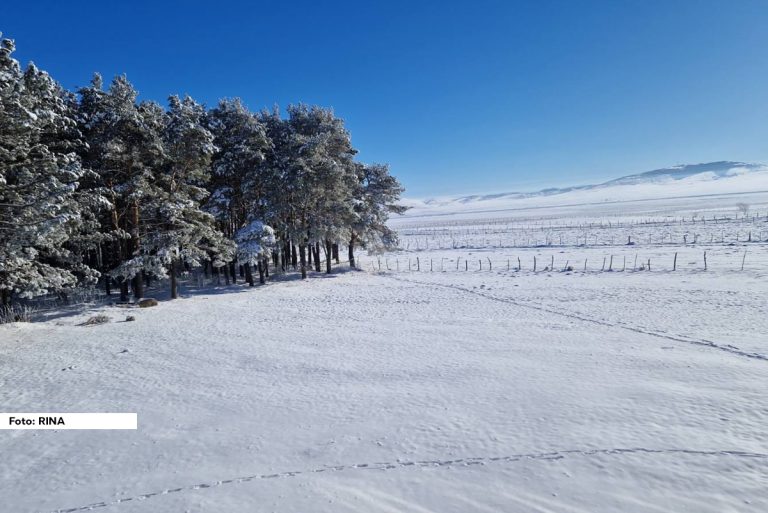 U selu Karajukića Bunari kod Sjenice, koju nazivaju srpskim Sibirom, u ponedeljak je izmereno čak minus 27 stepeni. Meštani kažu da su navikli i da su zime nekada bile još oštrije, a navikli su i mališani koji redovno pohađaju nastavu uprkos velikoj hladnoći.