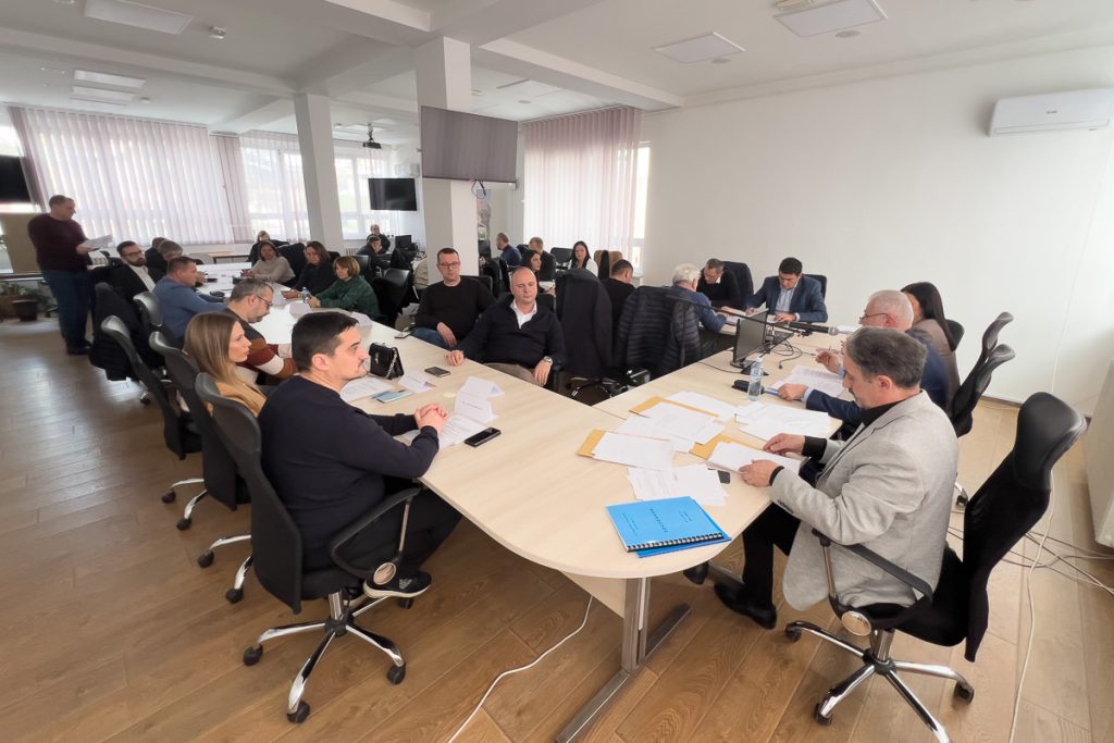 Održana je konstitutivna sednica Skupštine opštine Ljubovije na kojoj je formirana nova vlast. Lokalni parlament čini 27 odbornika, a nakon pravljenja nove koalicije, vladajuća većina sastavljena je od 26 odbornika koji dolaze sa četiri izborne liste.