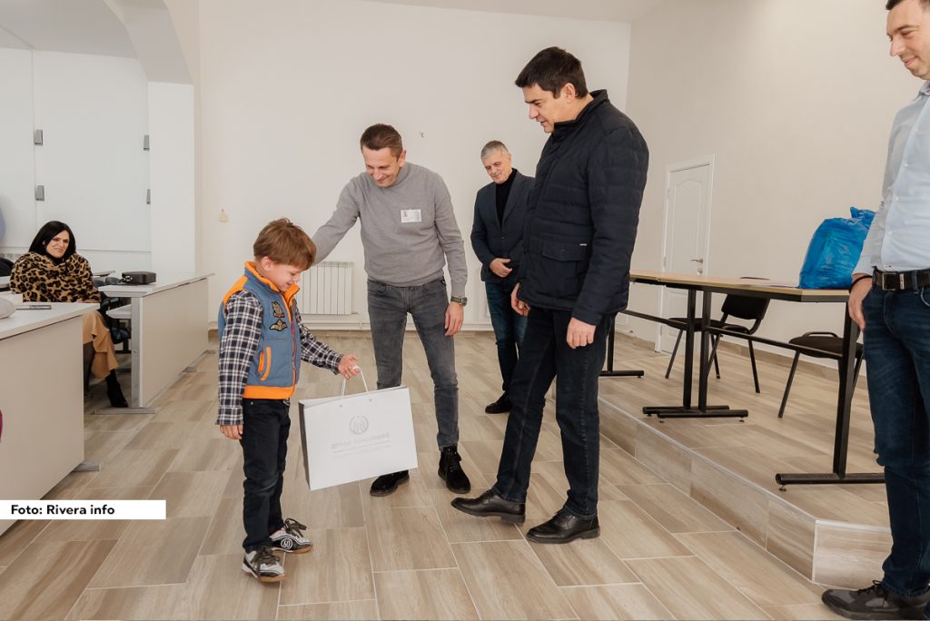 Predstavnici kompanije Dunav osiguranje uručili su u Ljuboviji 15 paketa deci predškolskog uzrasta kao nagradu za najbolju publiku u kampanji “Pružam ruku, ne podmećem nogu”. U martu prošle godine u Ljuboviji je održan Coca-cola kup u okviru desete sezone Dunav osiguranje - Sportske igre mladih.