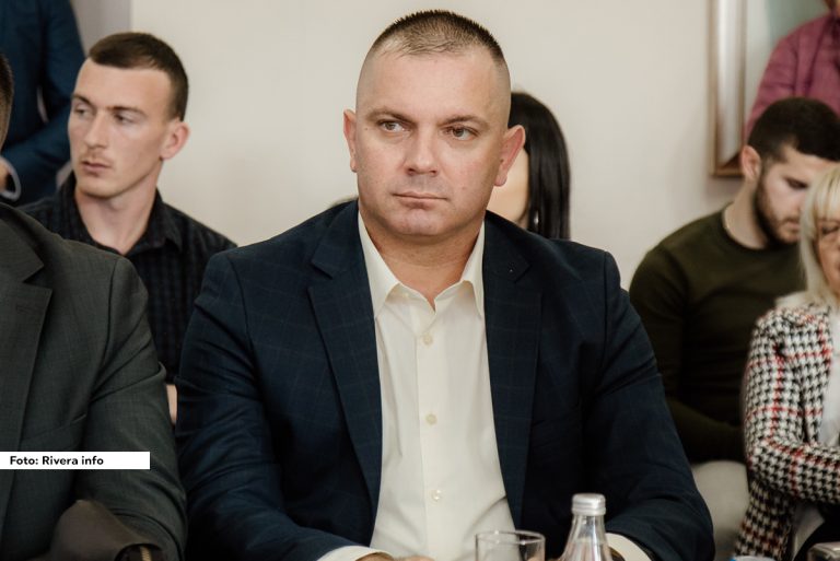 Na konstitutivnoj sednici Skupštine opštine Osečina, za predsednika Opštine ponovo je izabran Nikola Tomić, koji je i predsednik Opštinskog odbora Srpske napredne stranke Osečina.