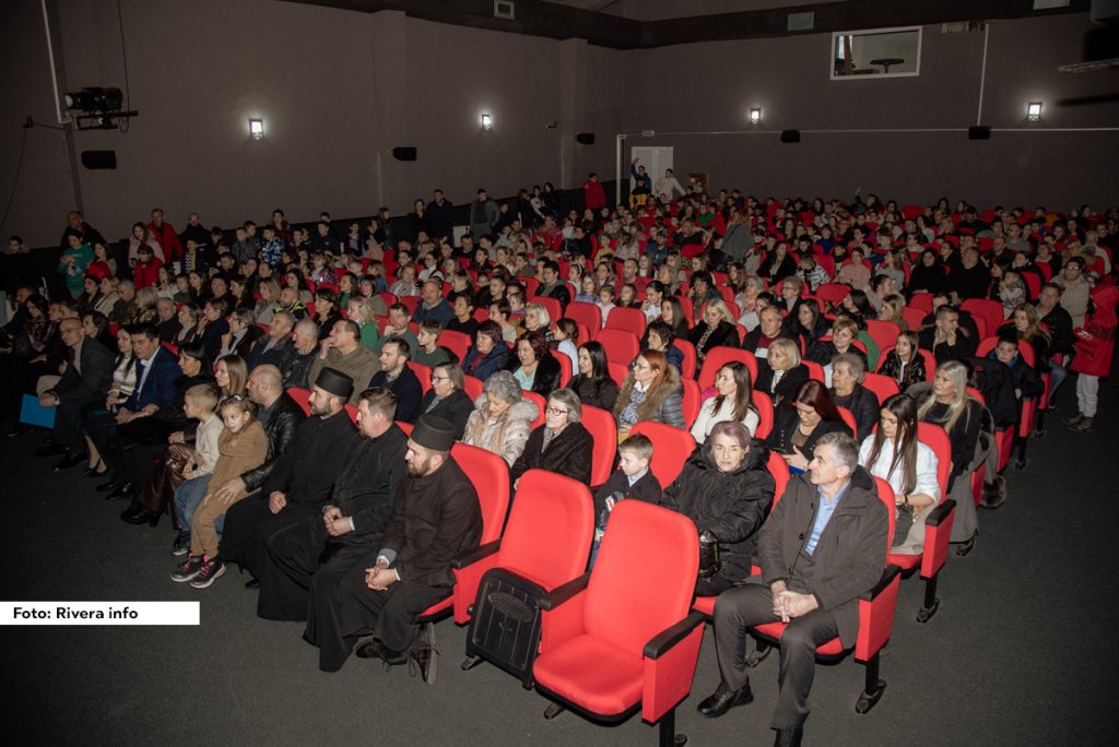 Svečana Svetosavska akademija održana je u Ljuboviji, a zajedno su je pripremili Osnovna škola “Petar Vragolić” i Srednja škola “Vuk Karadžić”. Akademiji koja je održana u sali bioskopa u Ljuboviji, prethodilo je obeležavanje školske slave u osnovnoj i srednjoj školi osvećenjem žita i rezanjem slavskog kolača.